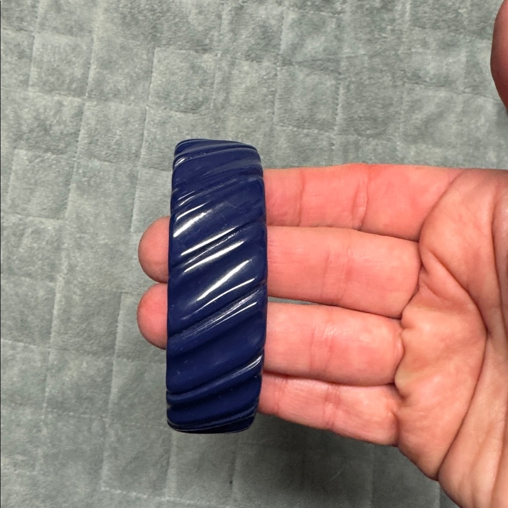 Vintage Plastic Bangle Bracelet, Navy Blue, Wrinkle, Wavy Texture, Retro, Boho - Picture 2 of 6